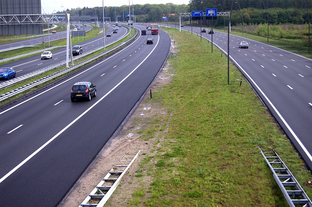 20100502-160448.bmp - Groene oversteek gemist? Geen nood, aan de zuidzijde van het viaduct in de aansluiting Airport de herkansing met een lang stuk obstakelloze tussenberm.  week 201015 