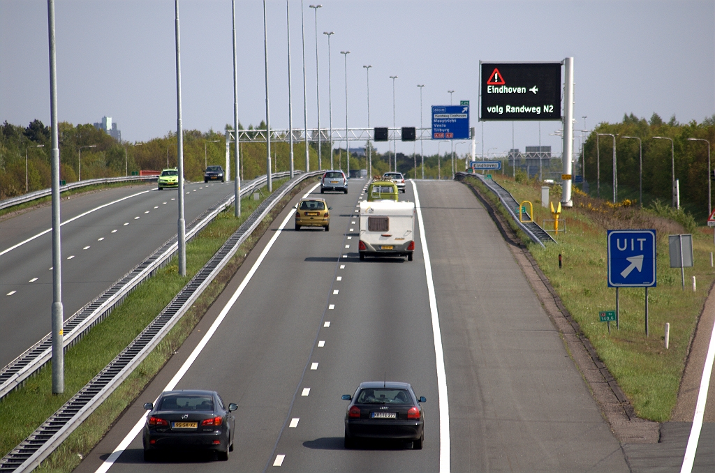 20100516-162722.bmp - Men sleutelt nog aan de teksten op de berm-GRIP's langs de invalswegen naar de Randweg Eindhoven, die worden ingezet om de weggebruikers te verduidelijken dat voor bestemmingen in Eindhoven de Randweg N2 moet worden gekozen. Op 16 mei 2010 zien we deze versie langs de A2 vanuit de richting Amsterdam, die echter enkel het vliegveld lijkt te bewegwijzeren. Maar voor dat doel staat er al sinds maart 2009 een  vast bord in kp. Ekkersweijer .  week 201017 