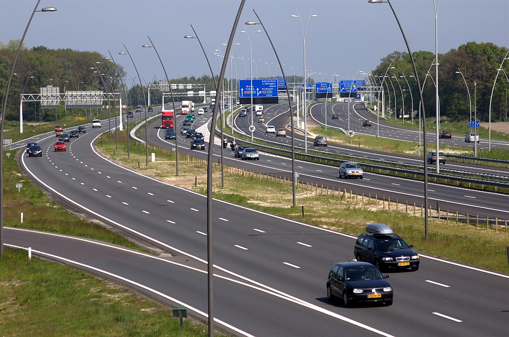 20100522-113631.bmp - Er zijn ook maatregelen genomen tegen spijtoptanten die vanaf de A2 hoofdrijbaan willen oversteken naar de N2 bij de aansluiting Airport.  week 201017 