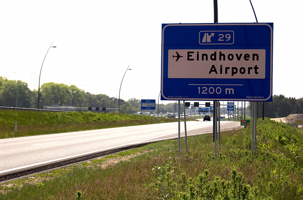 20100522-120804.bmp - Een aantal nieuwe borden tussen kp. Batadorp en de aansluiting Airport. Afritvooraankondiging op de parallelrijbanen vanuit zowel de richtingen Amsterdam als Breda (voorgrond).