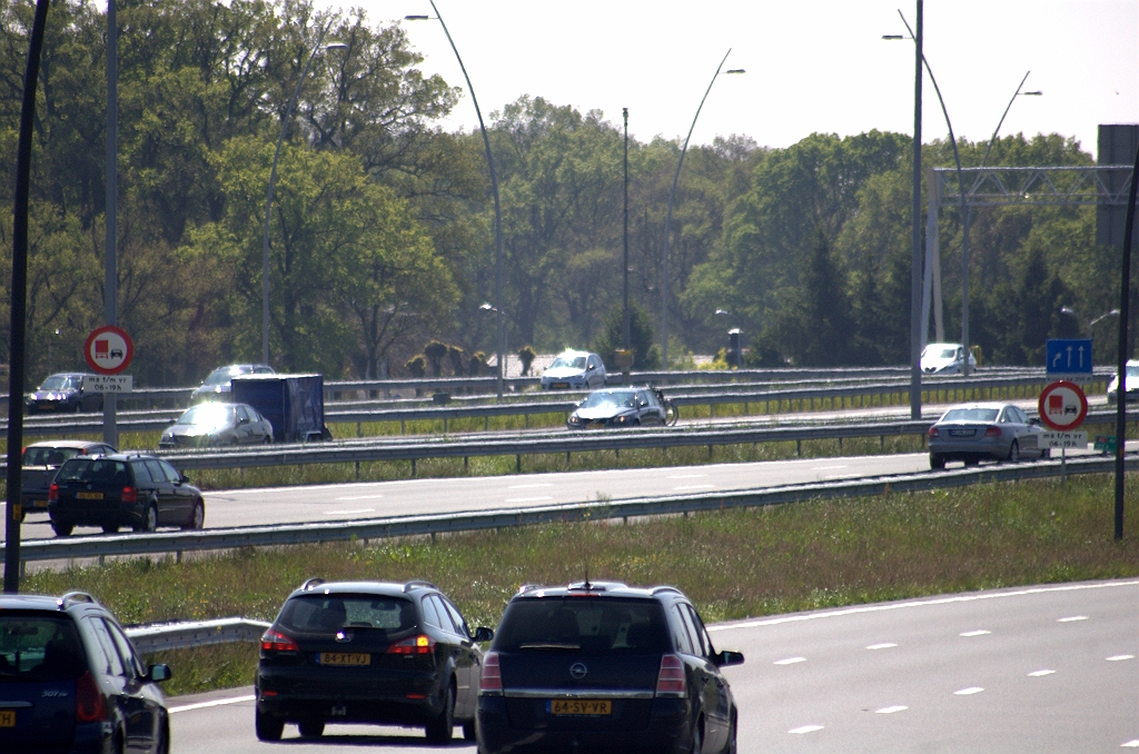 20100522-122230.bmp - Een wat hopeloze opdracht voor de bermfotograaf om deze borden F3 op de plaat te zetten. Ze staan langs de hoofdrijbaan in zuidelijke richting, op het punt waar de A58 vanuit de richting Breda zich erbij gevoegd heeft.