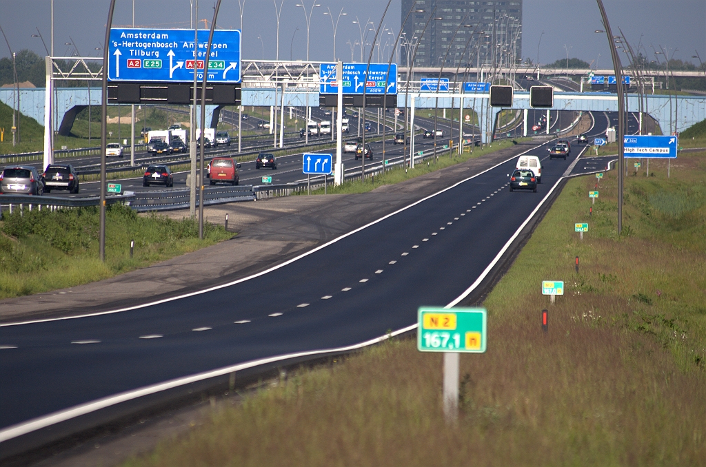 20100523-090925.bmp - GODO tussen hoofd- en parallelrijbaan ten oosten van de aansluiting high tech campus in definitieve uitvoering. Faseringsoversteken zijn hier immers niet meer nodig sinds beide rijbanen zijn afgewerkt.  week 201016 