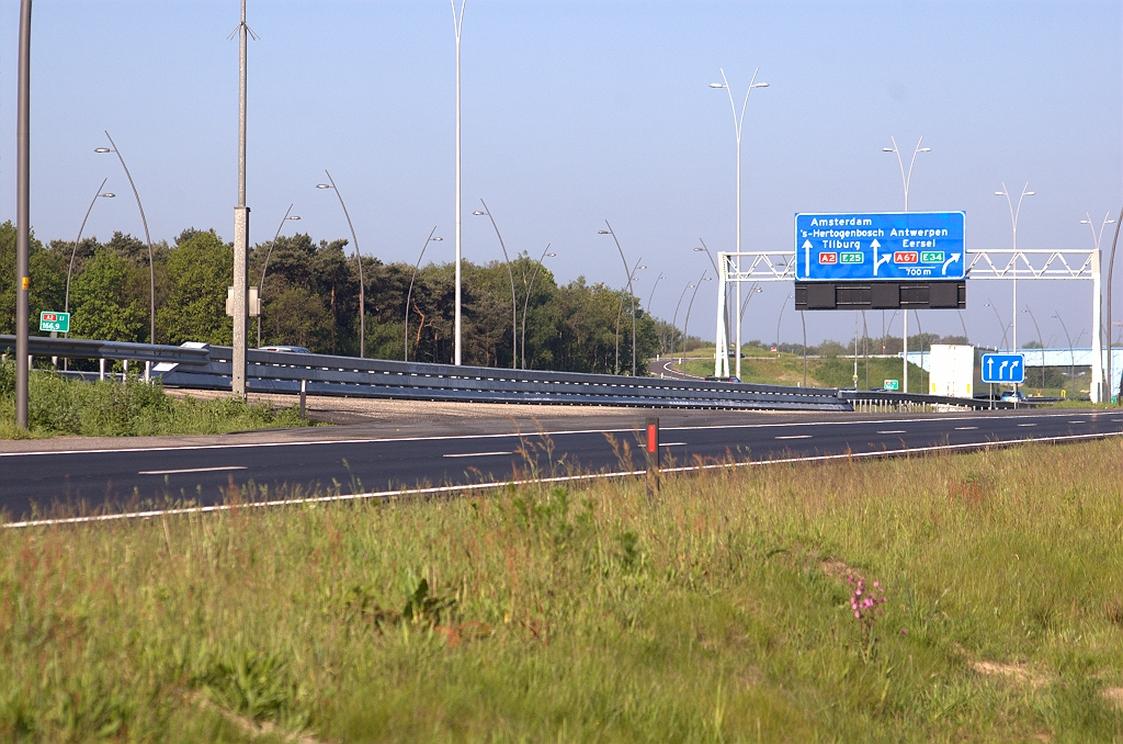 20100523-091507.bmp - Geen geintegreerde CADO (met opklapbare geleiderail) hier. In bijvoorbeeld de  GODO tussen de aansluiting Airport en kp. Batadorp  is dat wel het geval.