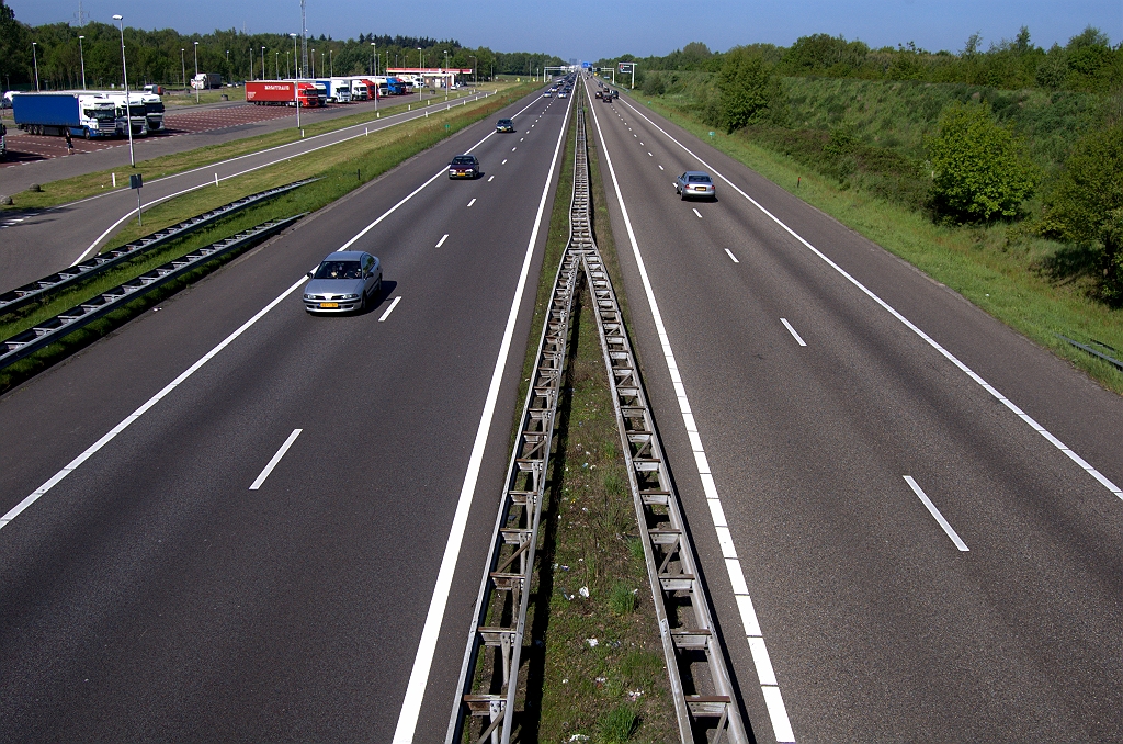 20100523-103812.bmp - A67 vanuit de richting Venlo met in de verte de GRIP die de aandacht opeist.