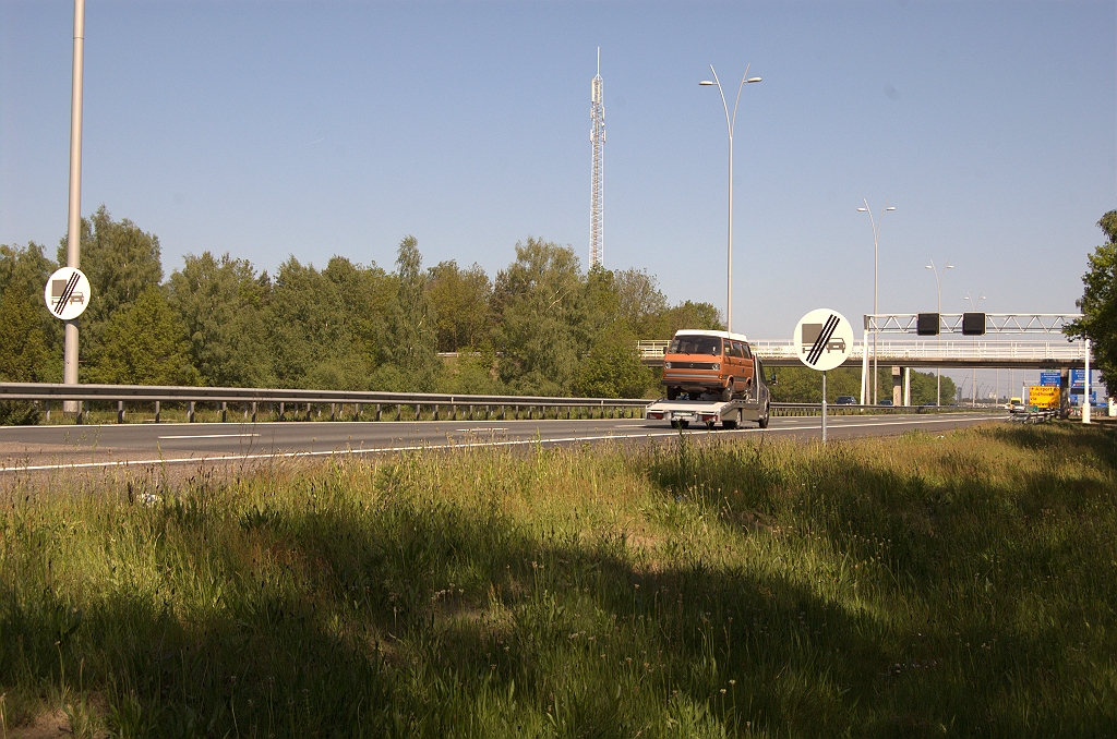 20100523-112454.bmp - Analoog aan de situatie op de A67 het einde van het inhaalverbod voor vrachtverkeer alvorens de "zuidas" op te rijden.