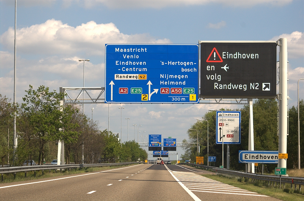 20100523-161708.bmp - Ook op de A58 vanuit de richting Breda is het pijltje toegevoegd op de GRIP, maar wie daarop besluit direct uit te voegen zal niet op de N2 terechtkomen.  week 201017 
