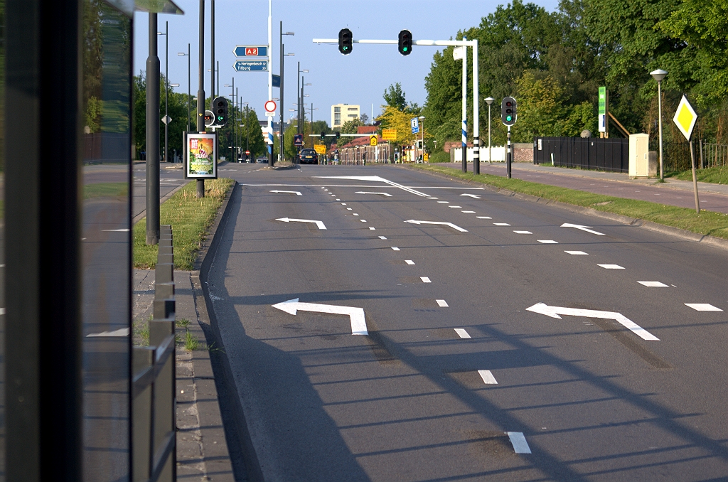 20100523-195656.bmp - Gewijzigde indeling van de opstelvakken op de Noord-Brabantlaan vanuit de richting Veldhoven. Voorheen twee rechtdoor, nu verdubbelde vakken naar de toerit in de richting Amsterdam. Op de tracekaarten vinden we zelfs een viervaksconfiguratie, maar daar is kennelijk vanaf gezien. Het lijkt ook wel erg krap met busbaan (links) en fietspad op geringe afstanden van de rijbaan.