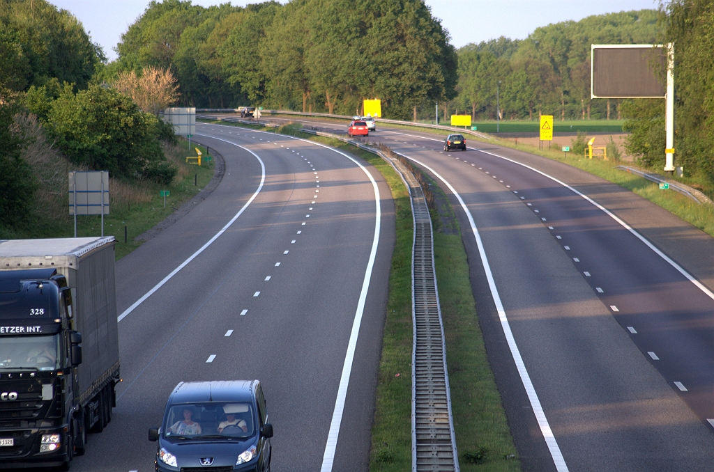 20100523-202645.bmp - Langs de A67 vanuit de richting Antwerpen zouden twee pijltjes op de GRIP geprojecteerd moeten worden, daar men immers zowel de west- als zuidtangent van de N2 kan kiezen. Dit dilemma heeft men opgelost door het paneel simpelweg uit te schakelen.  week 201017 