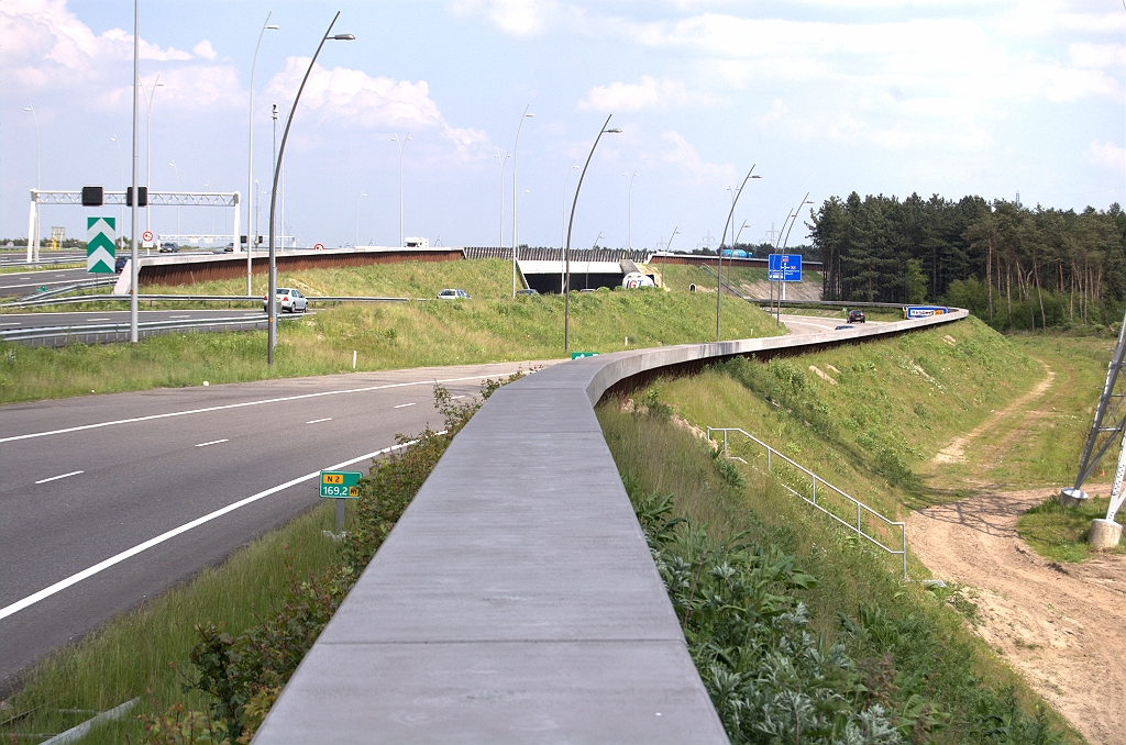 20100524-154553.bmp - De N2 Eindhoven eindigt in stijl met een dubbele slinger naar de rotonde Leenderheide. Misschien nog wat bewegwijzering erbij, het is nu wel erg karig in vergelijking met bijvoorbeeld  de nieuwe borden langs de Leenderweg .  week 200835 