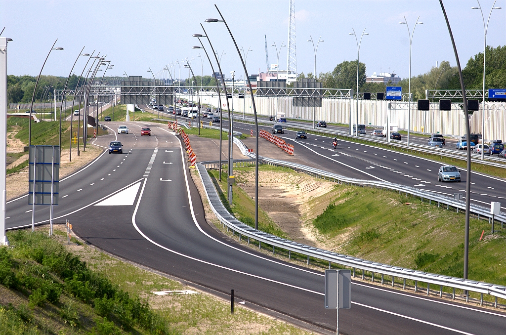 20100524-165304.bmp - DAB gedeelte vanaf de aansluiting Veldhoven-zuid eindigt halverwege KW 17 en kp. de Hogt, te herkennen aan de donkere kleur van het ZOAB dat er ligt sinds de openstelling van KW 19 (standpunt) op 16 november 2009.  week 201012 