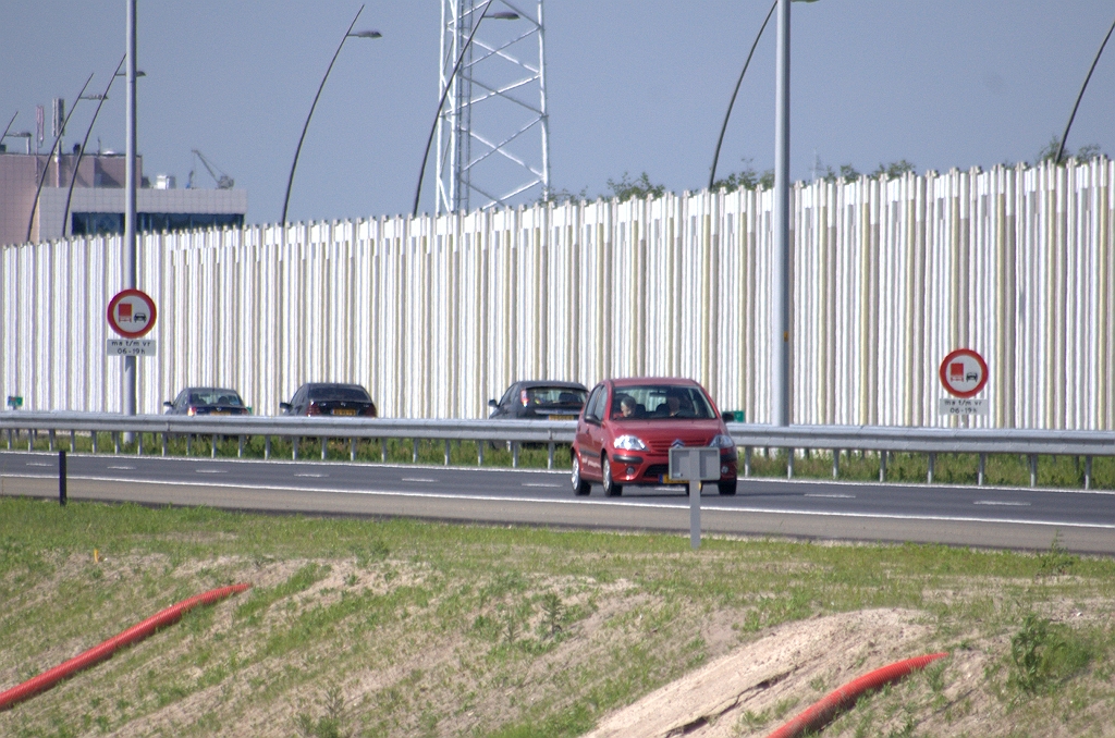 20100524-171248.bmp - Nog een plek waar de drive-by fotograaf een veel duidelijker beeld zou kunnen verschaffen. De verbindingsweg Antwerpen-Amsterdam in kp. de Hogt heeft zich hier bij de A2 gevoegd, en het vrachtverkeer wordt gewezen op het inhaalverbod tot aan kp. Batadorp.