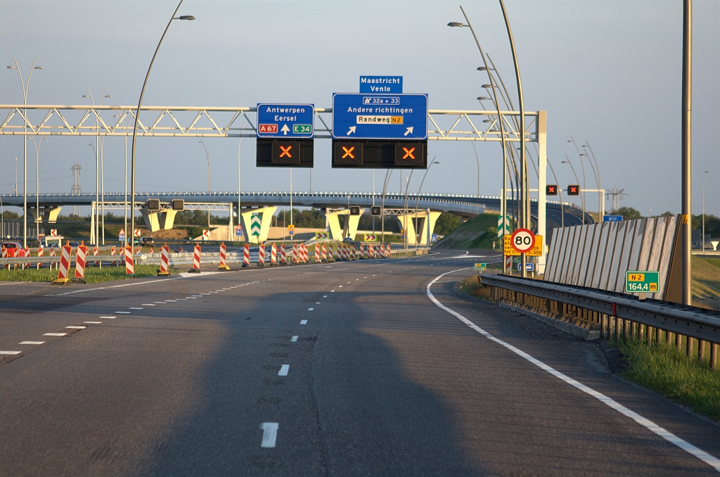 20100528-210724.bmp - Het DAB gedeelte tussen de aansluiting Veldhoven zuid en KW 19 blijft echter voorlopig onaangeroerd. De afzetting ervan heeft dus een verkeerskundige reden. Misschien wilde men vermijden dat veel weggebruikers zouden doorrijden tot in de aansluiting high tech campus en als enige keus hadden om weer om te moeten keren. Het is dan efficienter om iedereen in de aansluiting Veldhoven-zuid op het OWN te dumpen.  week 201020 