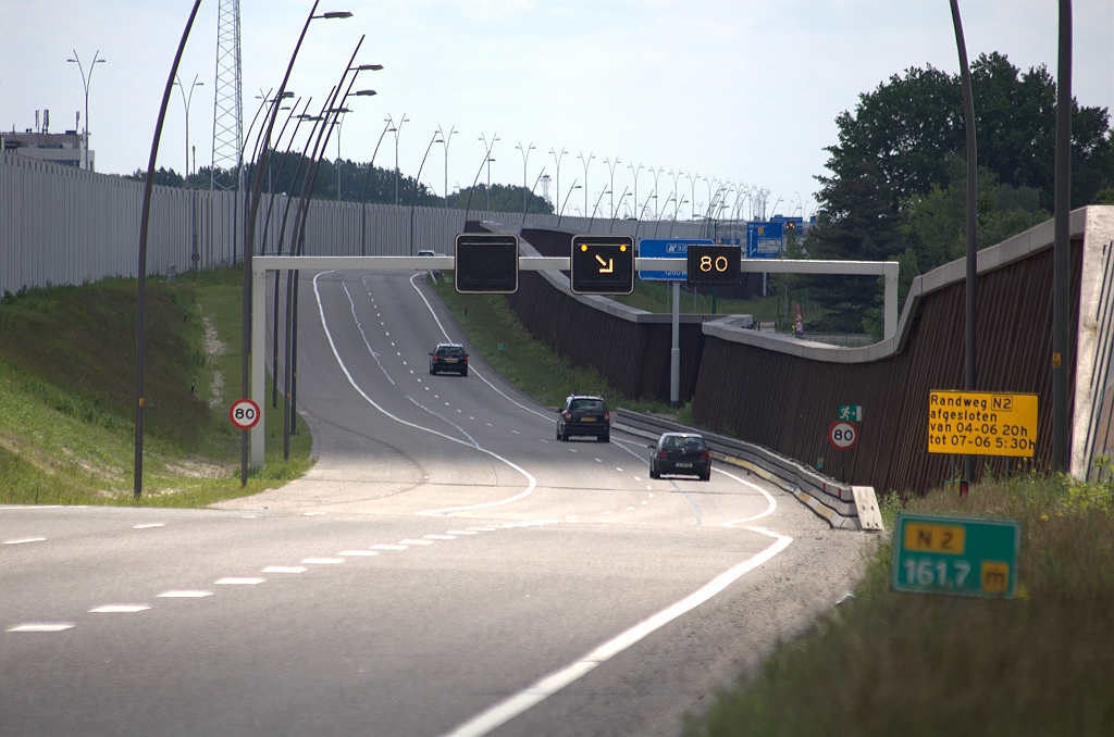 20100529-134510.bmp - De N2 in zuidelijke richting is nog open in de aansluiting Veldhoven, maar het verkeer wordt reeds verdreven naar de rechter rijstrook. Aan de positie van de signaalgevers is overigens te zien dat bij de overlaging van het laatste N2 wegvak (een klus die het volgend weekeinde zal worden uitgevoerd) de rijstroken zullen verschuiven.