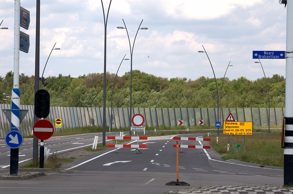 20100529-134834.bmp - Het te overlagen wegvak betreft de N2 tussen de aansluiting high tech campus en de rotonde Leenderheide, maar de afsluitingen beginnen reeds in de aansluiting Veldhoven, waar de toerit in de richting Maastricht is versperd.