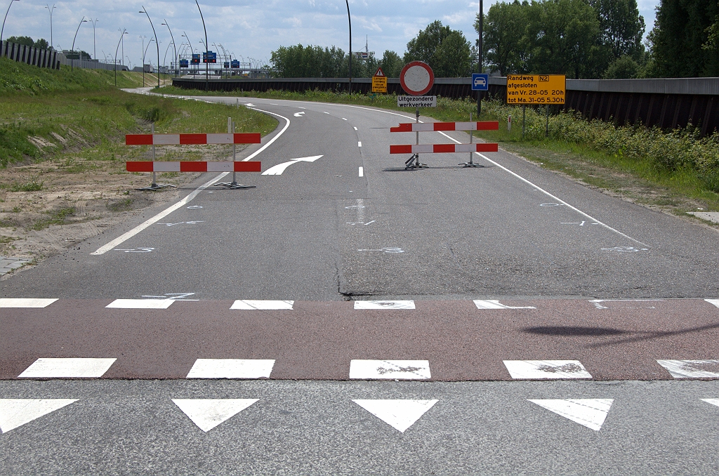 20100529-142013.bmp - De opvolgende toeritten tot aan het einde van het werkvak bij de rotonde Leenderheide zijn uiteraard alle afgesloten. Hier in de aansluiting Veldhoven-zuid werpt de klus van volgende week zijn schaduwen al vooruit met de opgespoten freesdieptes voor het verwijderen van het hellinkje. We krijgen hier dus ZOAB over de gehele lengte van de toerit.