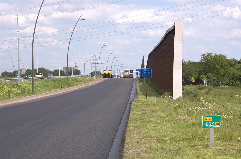 20100529-155457.bmp - Eerste nieuwe bord vlak na de start van de "Voldijnse barrier", het acht meter hoge damwanden geluidsscherm ter bescherming van de gelijknamige Waalrese woonwijk.