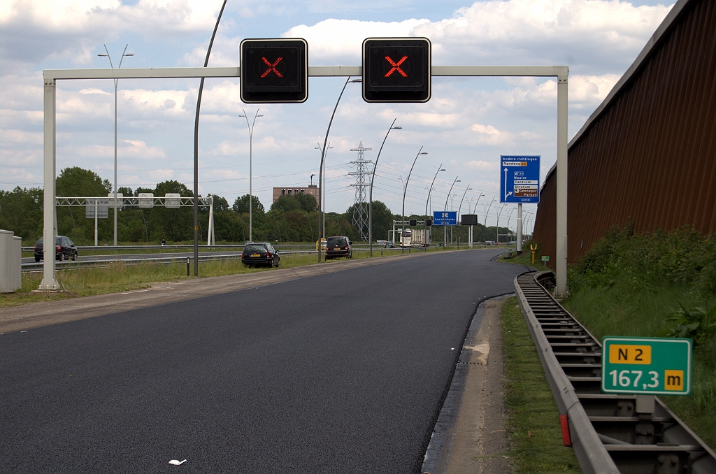 20100529-160743.bmp - Nieuw 600 meter bord in zicht halverwege de Voldijnse barrier. Het is breder dan zijn voorganger in klassieke stijl, zodat het niet meer past op een lage vakwerkconstructie tussen rijbaan en scherm. Daardoor is een mast noodzakelijk geworden.  week 201020 