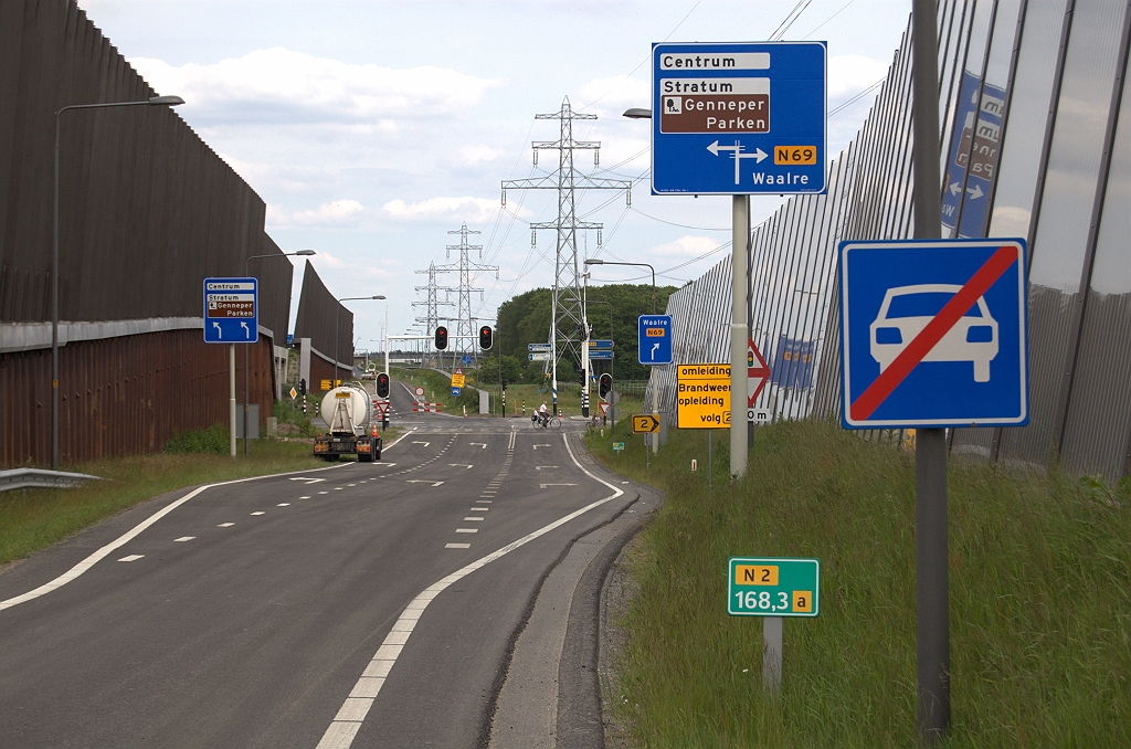 20100529-164352.bmp - Drietal nieuwe mastborden in de afrit. De N69 keert hier terug, maar Valkenswaard is van alle borden op de zuidas verdwenen.