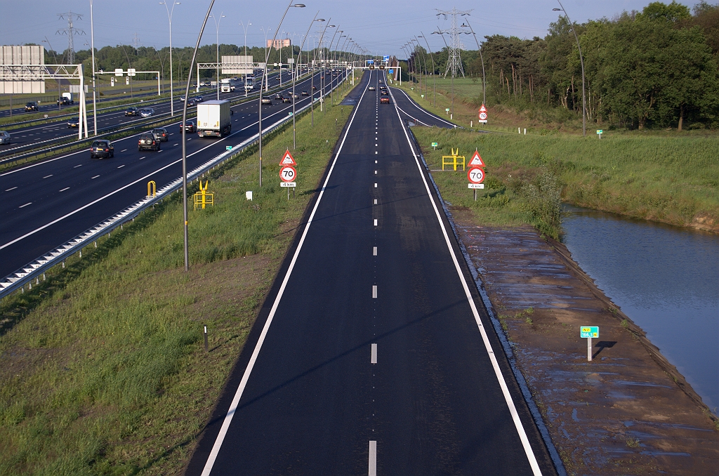 20100530-195333.bmp - Resultaat op dag 2. Overgang naar het nieuw overlaagde wegvak is praktisch alleen zichtbaar aan de waarschuwings- en verbodsborden.