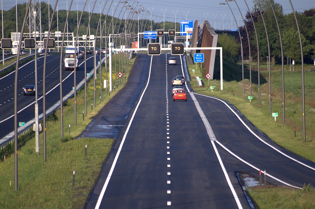 20100530-195644.bmp - Ok, het ingestrooide stroefheidszand verstoort het diepzwarte beeld nog een beetje. In de verte een tweetal nieuwe borden zichtbaar.  week 201020 