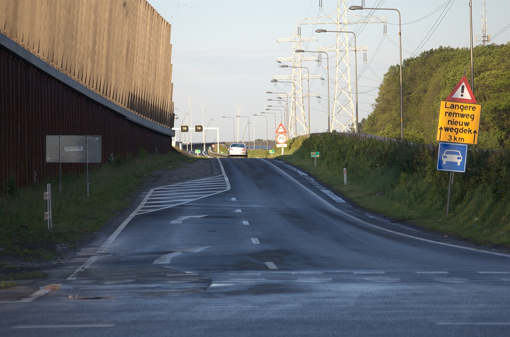 20100530-203843.bmp - Oude verwijzing naar Venlo en Duisburg opgeruimd in de toerit. Groeizaam weer heeft het twee meter hoge damwanden geluidscherm al bijna aan het zicht onttrokken.  week 201020 