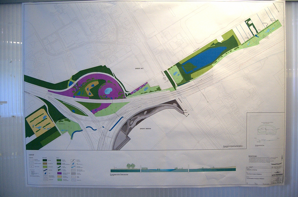 20100601-201722.bmp - In het knooppunt Batadorp zien we de vrijkomende gronden, met name in het noordelijke deel waar de de oude verbindingswegen in de "trompet" configuratie zijn gesloopt, gevuld worden met heide en watertjes. Het vooralsnog opvallendste element,  de zwaluwenwand , is hier echter niet ingetekend. Een behulpzame medewerker van de stichting Brabants Landschap bood ook aan een  PDF van deze kaart  toe te mailen.
