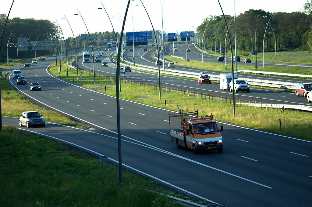 20100604-202316.bmp - ... de laatste substantiele klus in de vernieuwing Randweg Eindhoven 2006-2010. Het betreft de overlaging met dubbellaags zeer open asfalt beton (DZOAB) tussen de aansluiting Centrum en kp. de Hogt op de westelijke parallelrijbaan N2. We zien hier in de aansluiting Airport noordzijde dan ook een voertuig van de firma van der Linden, die de afsluitingen verzorgd. Het verkeer is door middel van afkruizingen op de matrixborden (niet zichtbaar) reeds naar de meest rechtse rijstrook verdreven.  week 201020 