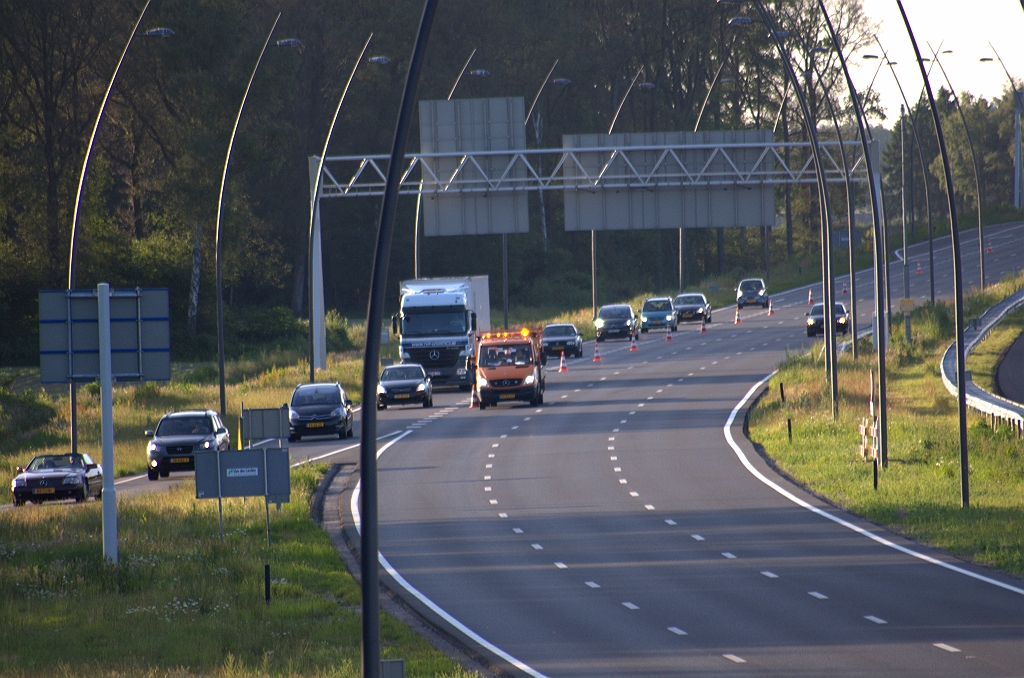 20100604-203107.bmp - Volgende fase is al het parallelrijbaan-verkeer vanuit noordelijke richting te verdrijven naar de afrit Airport.