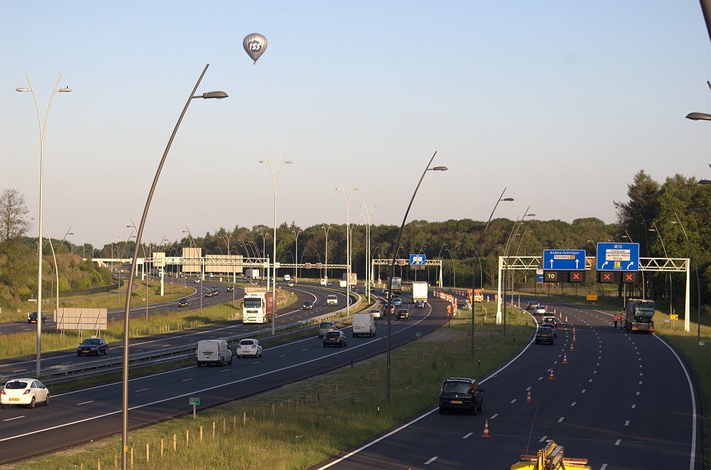 20100604-204110.bmp - Terug naar de afzetting. Verkeer vanaf de toerit Airport is dus verdreven naar rijstrook 1 op de N2...