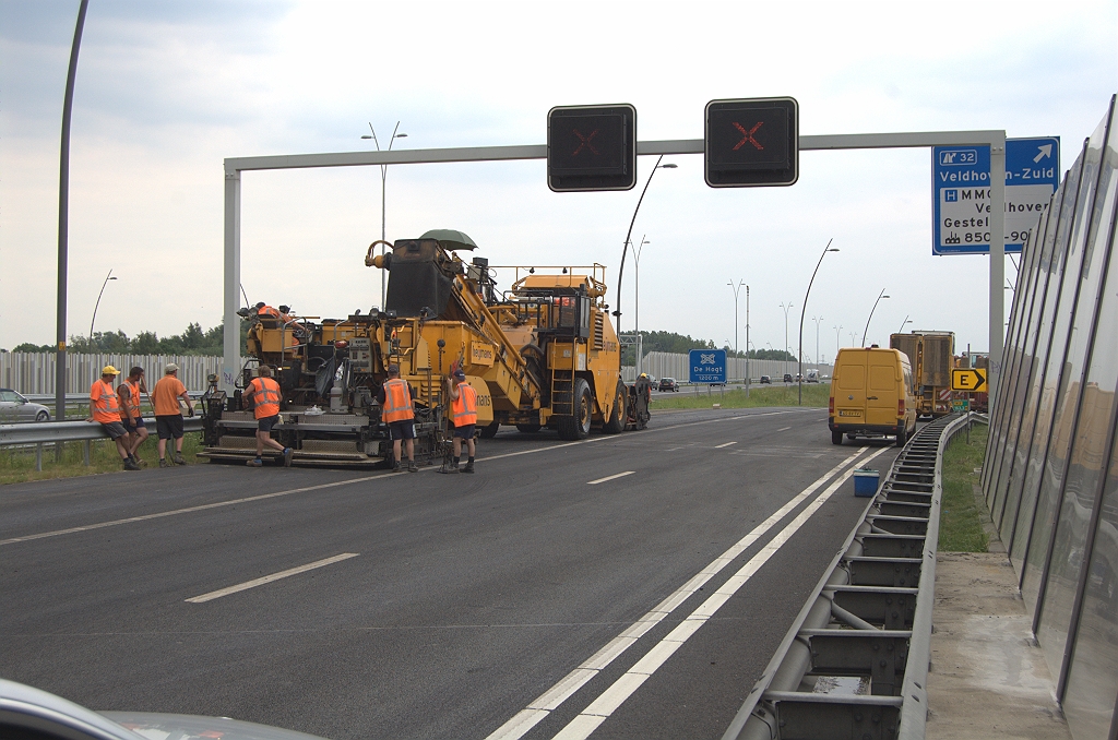 20100606-133910.bmp - En de toplaag op dag 2. Dit blijkt tevens het allerlaatste stukje asfalt te zijn dat in het project Randweg Eindhoven wordt gedraaid.