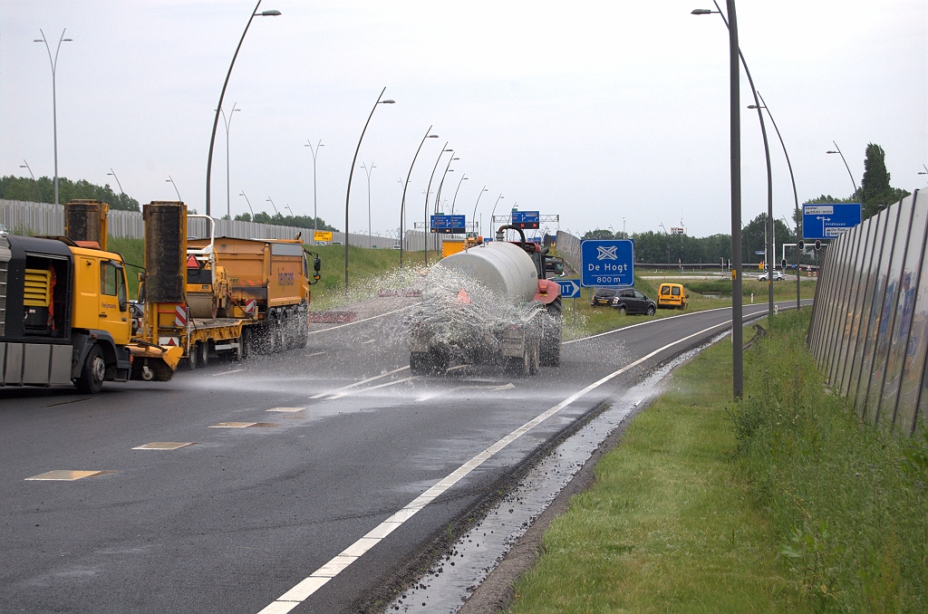 20100606-134630.bmp - Een ander voertuig houdt de weg nat, ook al ligt dit ZOAB er al een aantal jaren en hoeft er niets aan te gebeuren.