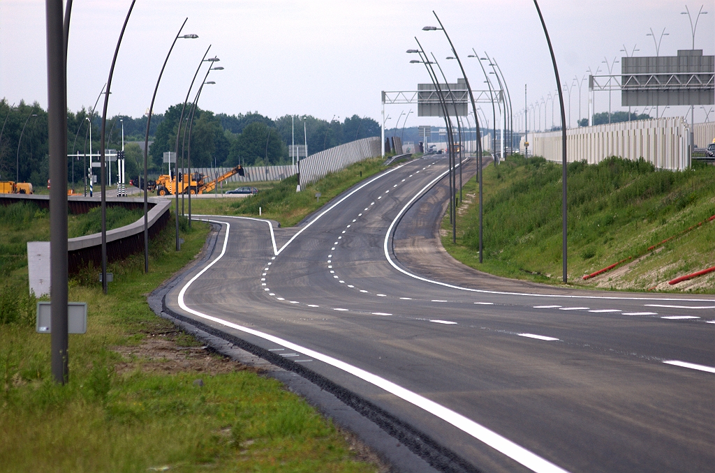 20100606-160008.bmp - Wegvak aansluiting Veldhoven-zuid naar kp. de Hogt op dag 2. Strak nieuw asfalt en markering benadrukken optisch de verkeerd-om verkanting.  week 201020 