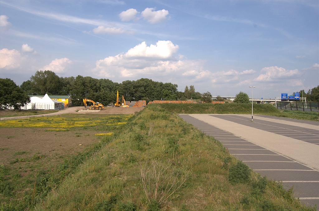 20100607-175035.bmp - Links is de feesttent herkenbaar op het terrein van het directieketencomplex. Voor de gelegenheid wordt gebruik gemaakt van een parkeerterrein van de naburige firma ASML...