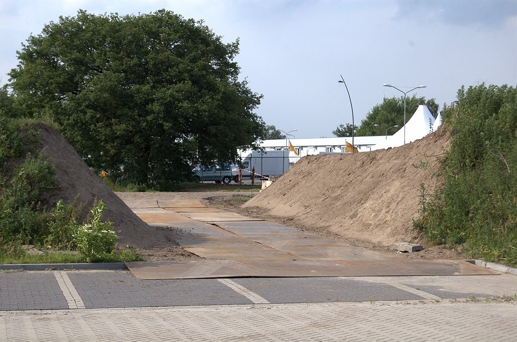 20100607-175431.bmp - ...die daartoe is voorzien van een nieuwe ontsluitingsweg waarvoor de aarden wal rond het terrein werd doorgebroken.