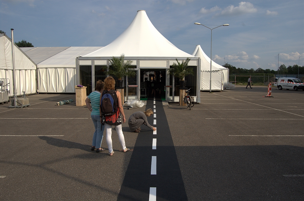 20100607-181110.bmp - Zwart-witte loper voor de genodigden geheel in N2 stijl uitgevoerd, dus zonder vluchtstrook. Het weglaten van de kantlijnen is echter wat overdreven.