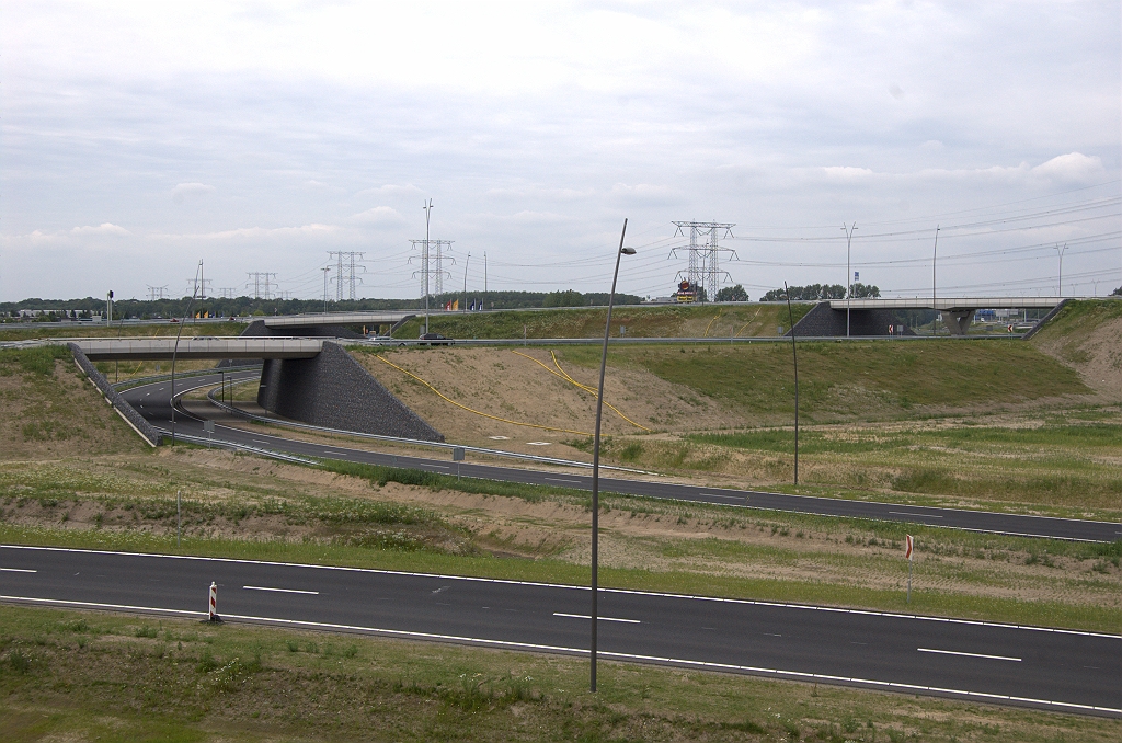 20100613-154039.bmp - De aansluiting Helmond op de A50, sinds 28 maart 2010 in definitieve vorm in verkeer. Enkel de nog wat kale taluds en wat verdwaalde afwateringsslangen herinneren eraan dat dit een bouwput was.