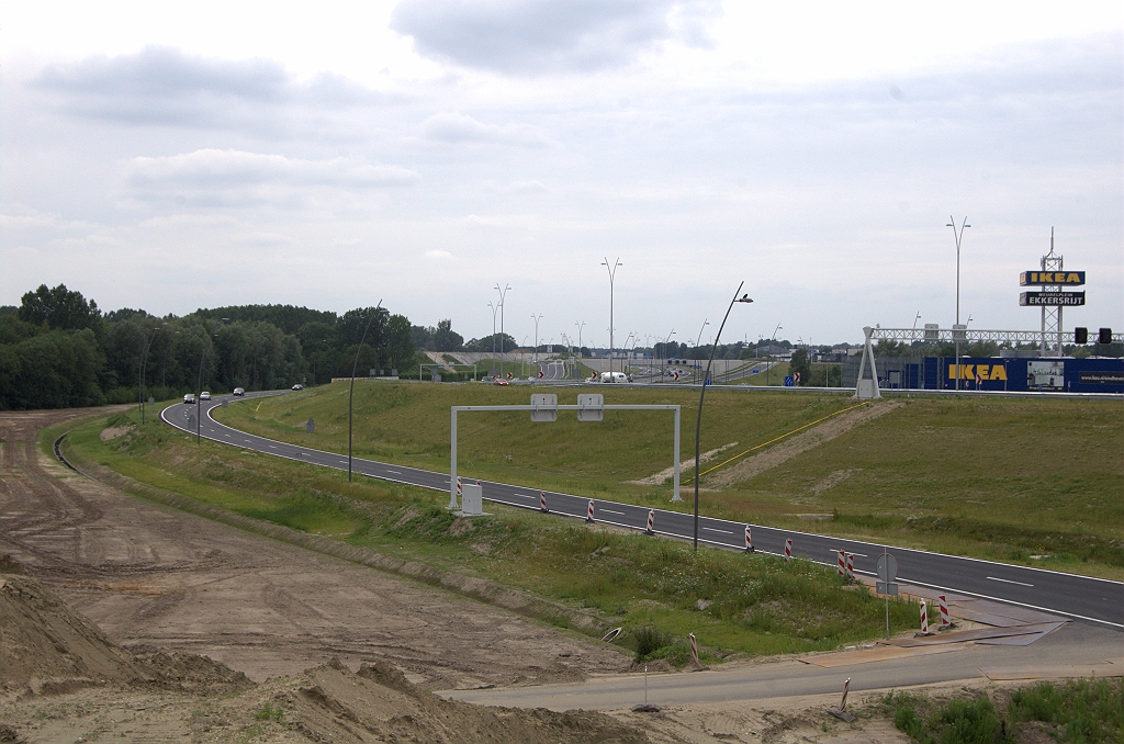 20100613-154139.bmp - Gele markering verwijderd op de verbindingsweg Breda-Helmond, maar er geldt hier nog wel een snelheidslimiet van 50 km/u in verband met de werkverkeeraansluiting rechtsonder.  week 201012 