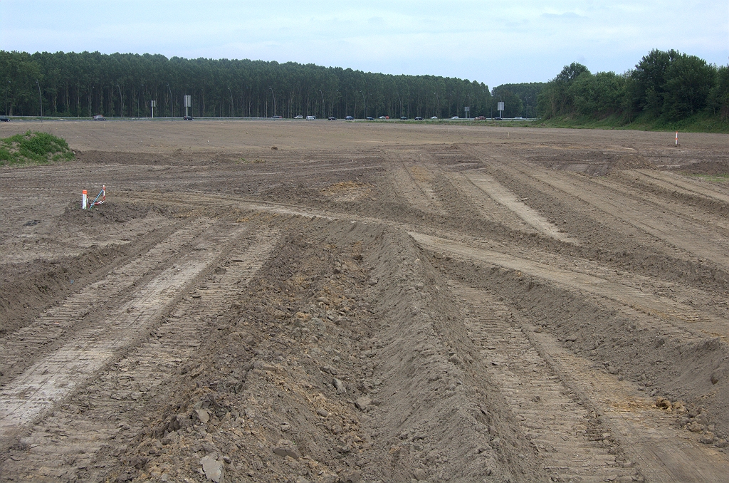 20100613-155038.bmp - Werkverkeer? Het is toch klaar? Nee, het vrijgekomen terrein moet nog schoon worden opgeleverd. Het voormalige A58 wegvakje naar de verkeerslichten ziet er nu zo uit.  week 201013 