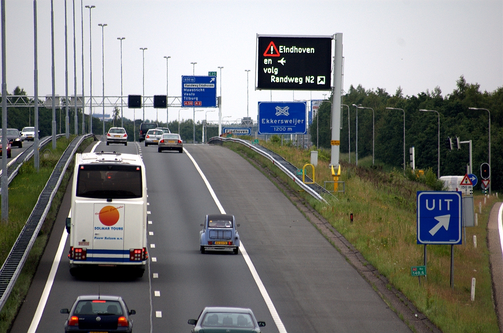 20100613-165105.bmp - Geen wijzigingen in de tekst op de berm-GRIP langs de A2 in de aansluiting Best, maar we ontwaren wel een nieuw knooppuntbord.  week 201020 