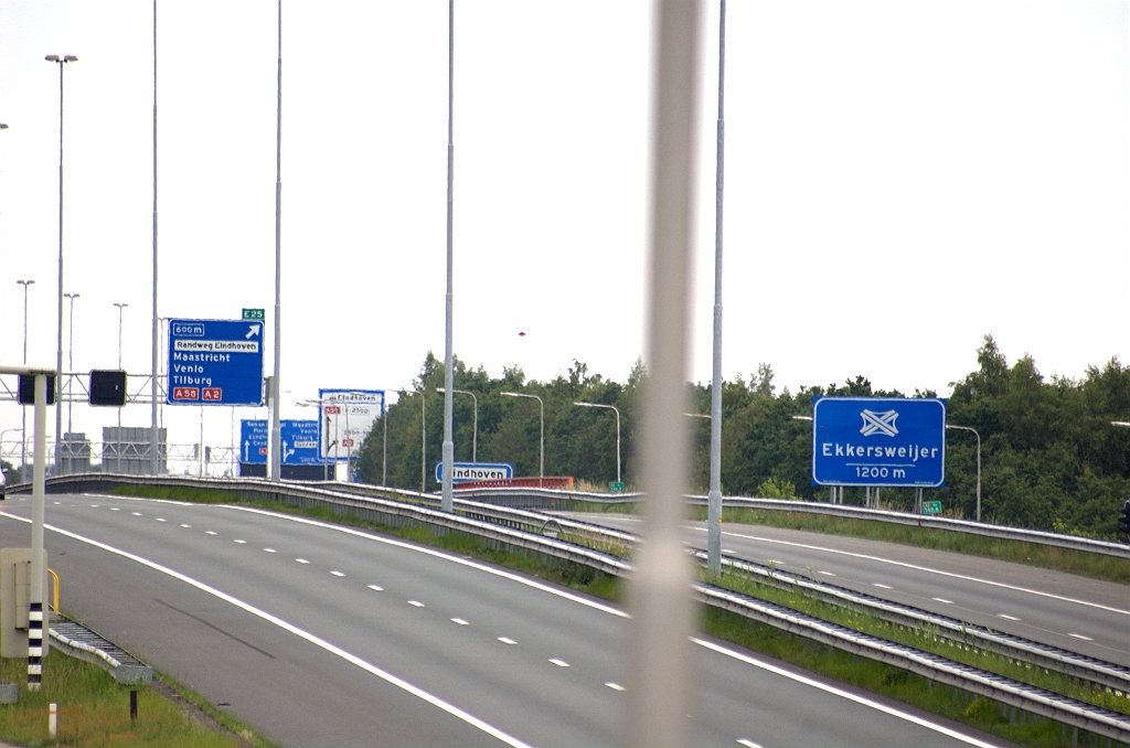 20100613-170204.bmp - Daar blijft het niet bij. In de verte zien we nieuwe portaal- en serviceborden. Oude bord links is echter blijven hangen, evenals het agglomeratiebord.