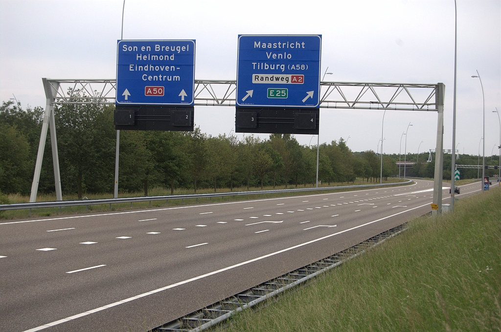 20100613-172222.bmp - Laatste van twee portalen met beslisborden, ook weer identiek aan  de maquetteversie . Oude signaalgevers (met rijstrooknummering) hergebruikt.