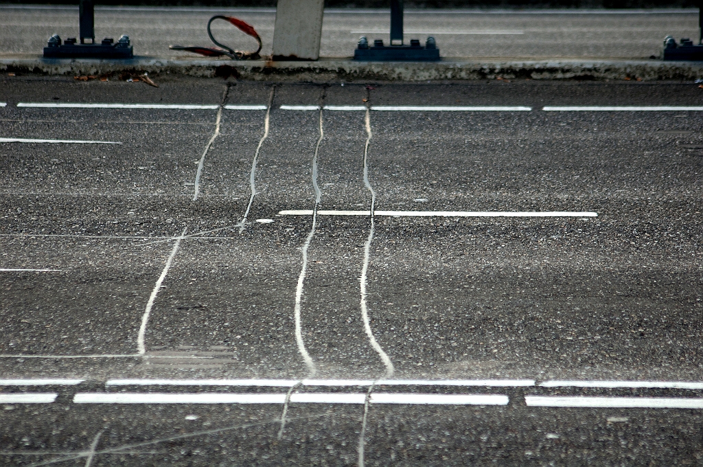 20110519-190604.jpg - Nog een gevolg van de spoorvorming: verminkte detectielussen.