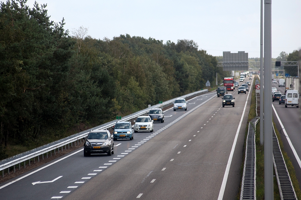 20110913-121219.jpg - Andere zijde van het viaductje "Leenderheide" met de zo'n 500 meter verlengde uitvoegstrook. Men lijkt dus simpelweg de vluchtstrook te hebben opgegeven, maar er is wel nieuwe verharding aangebracht en geleiderail geplaatst.