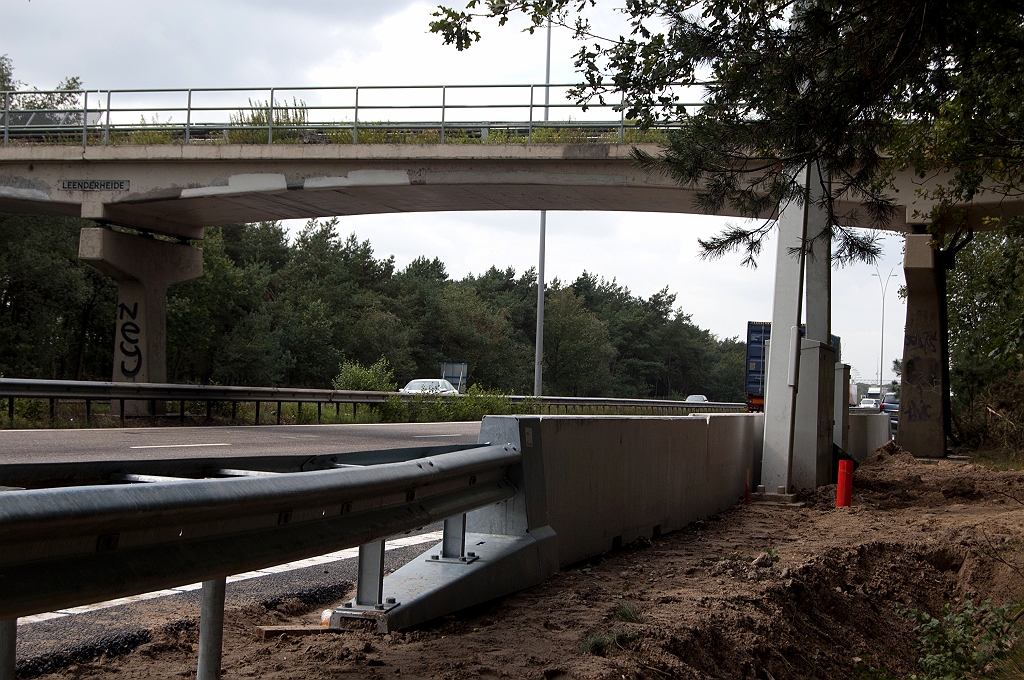 20110913-121903.jpg - Betonnnen barrier onder het viaductje Leenderheide noodzakelijk geworden door de verlengde uitvoegstrook.