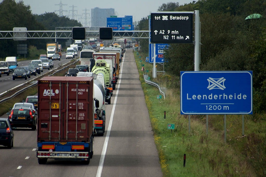 20110913-123902.jpg - Nieuwe situatie gezien vanaf het viaduct "Genoenhuis" in Geldrop maar dat staat te ver weg voor een goed zicht. Toch kun je nog net zien dat er ook in de breedte enige verharding is toegevoegd in de verlengde uitvoeger. In het geheel niet te onderscheiden is de gewijzigde afstandsaanduiding op het portaalbord: van 700 naar 200 meter.  week 201017 