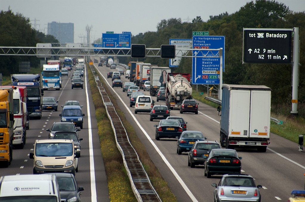 20110913-124115.jpg - Van het vorkbord weten we niet precies wanneer het geplaatst is, maar gezien de ondersteuningsconstructie en lamellentechniek is het van na het verbouwingsproject Randweg Eindhoven. Het linker cijfer in de afstandsaanduiding lijkt dan weer overplaat, zodat het bord er al voor de uitvoegstrookverlengactie moet hebben gestaan.  week 201008 