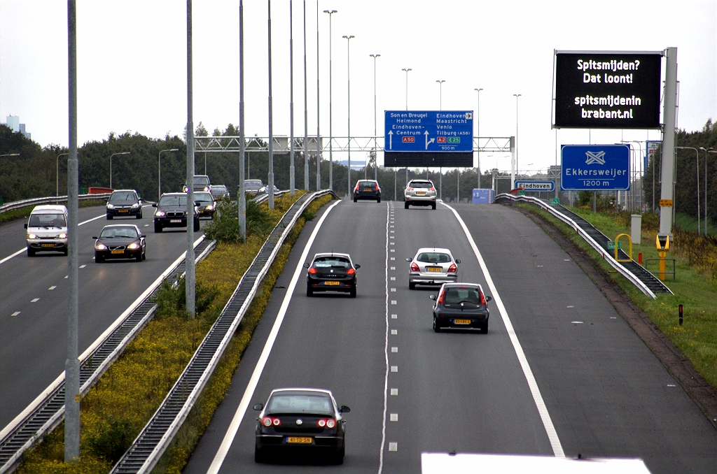 20101016-122304.bmp - Ook op de A2 vanuit de richting Amsterdam zijn borden verbouwd. De berm-GRIP/DRIP toont nu dan ook een motto-boodschap in plaats van de mededeling "Eindhoven volg Randweg N2" van de laatste maanden. Agglomeratiebord is blijven staan, ondanks de voluit-vermelding van Eindhoven op de erop volgende borden.