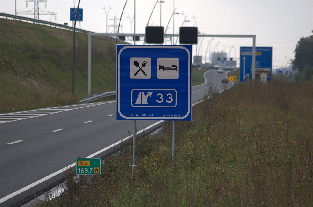 20101017-162107.bmp - Overeenkomstig bordje vanuit oostelijke richting tussen de rotonde Leenderheide en de afrit Waalre. Het optisch bobbelige oppervlak geeft een hint van de constructie...