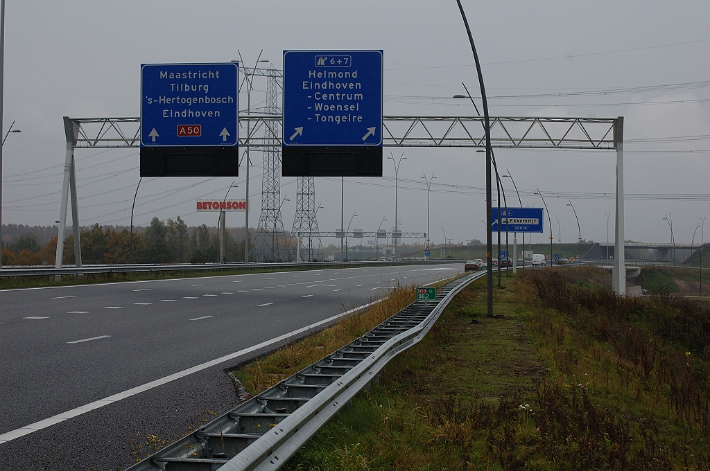 20101030-122807.bmp - Beslisborden op dezelfde wijze verbouwd. Handig ook dat "Randweg A2" onderaan stond, zodat Eindhoven als dichtsbijzijnde doel, conform de NBA-methodiek, als hekkesluiter wordt vermeld.  week 200941 