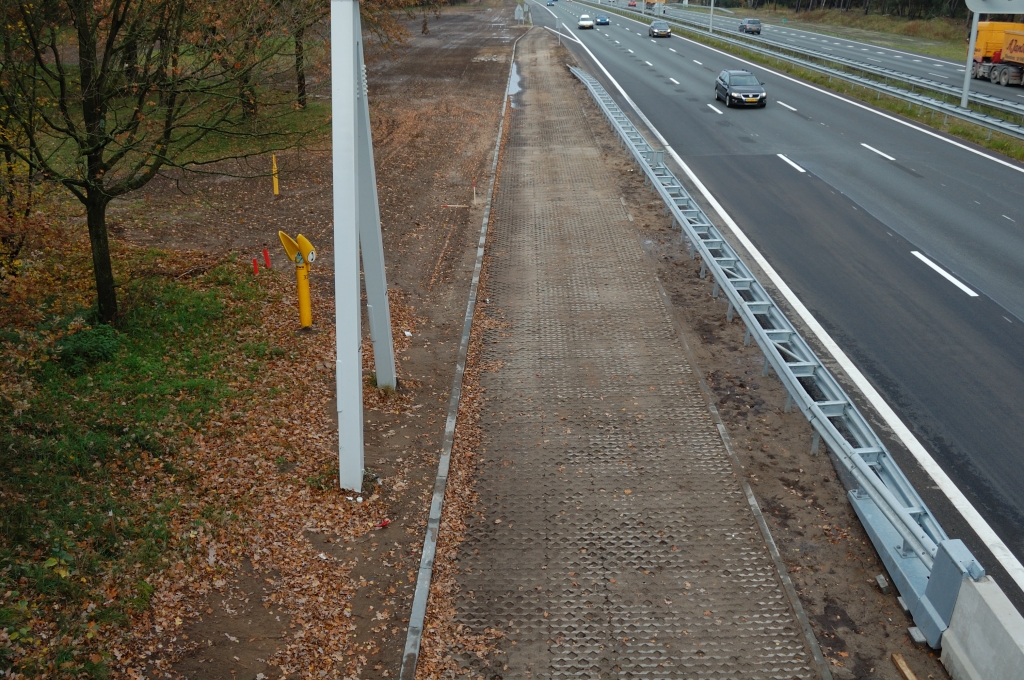 20101106-144456.bmp - Twee weken na openstelling. Er waren nog wat resterende klussen, zoals de afwerking van de hulpdienstbypasses. De aanwezigheid van een praatpaal suggeert ook een soort van pechhavenfunctie voor de bypass onder het viaduct Aalsterhut.  week 201042 